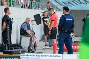 Zum ersten Mal greift im Kybunpark der Videoassistent ein: Schiedsrichter Lionel Tschudi konsultiert die TV-Bilder.(Bild: Martin Meienberger/Freshfocus)