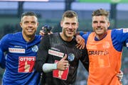Am Schluss jubeln die Luzerner Lucas Alves, Marius Müller und Pascal Schürpf (von links) über den glücklichen Sieg in St. Gallen. (Bild: Martin Meienberger/Freshfocus, St. Gallen, 20. Juli 2019)