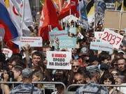 Tausende von Menschen haben am Samstag in Moskau demonstriert. Das Hauptanliegen der Demonstranten ist die Zulassung unabhängiger Kandidaten und Oppositioneller zur Wahl ins Moskauer Stadtparlament im September. (Bild: KEYSTONE/EPA/SERGEI ILNITSKY)