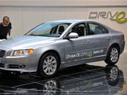 Der schwedische Autobauer Volvo Cars ruft weltweit rund eine halbe Million Fahrzeuge in die Werkstätten zurück. Grund dafür sei eine Komponente im Motorraum, die schmelzen könne. Im schlimmsten Fall könne dies dazu führen, dass der Motor zu brennen beginne. (Bild: KEYSTONE/SANDRO CAMPARDO)