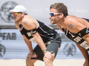 Nico Beeler (links) und Marco Krattiger voller Konzentration im Sand von Edmonton (Bild: KEYSTONE/URS FLUEELER)