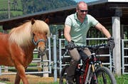 Der bikende WM-Teilnehmer Urs Strässle mit seinem 14-jährigen Ljori beim Ausdauertraining rund um den Reithof. (Bild: Urs Huwyler)