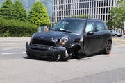 An beiden Fahrzeugen entstand ein Totalschaden. Bild: Zuger Polizei