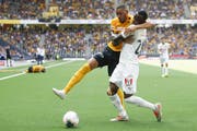 Kaum zu stoppen: Gaël Ondoua im Duell mit YB-Stürmer Guillaume Hoarau. (Bild: Keystone)