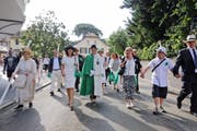 Die St. Galler Ehrendelegation auf dem Weg vom Bahnhof zur Arena am Genfersee. (Bild: Raphael Rohner)