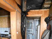 Beim Mottbrand in einer Alphütte auf 2100 Metern über Meer musste die Feuerwehr im Helikopter anrücken. (Bild: Kantonspolizei St. Gallen)