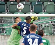 St.-Gallen-Torhüter Dejan Stojanovic trifft den Kopf von Luzerns Lucas Alves. (Bild: Eddy Risch/Keystone, St. Gallen, 20. Juli 2019)