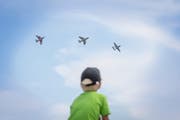 50-jährige Flugzeuggeschichte – Hunter und Vampire (vorne) im Formationsflug. (Bild: Ralph Ribi)