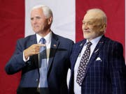 Zum 50. Jahrestag der ersten Mondlandung ist in den USA an die historische Apollo-11-Mission erinnert worden. Die USA erweisen den drei mutigen Astronauten heute die Ehre, sagte US-Vizepräsident Mike Pence (links) am Samstag bei einer Rede im Weltraumbahnhof Cape Canaveral. (Bild: KEYSTONE/AP/JOHN RAOUX)
