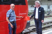 Joe Manser, Festredner, und Thomas Halter, Leiter Betriebe bei den Appenzeller Bahnen, beim offiziellen Taufakt.Bild: Astrid Zysset