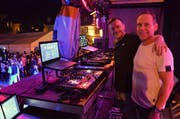 DJ Mouse (links) und DJ Pe-Be sind der Inbegriff für beste Stimmung am Strassenfest.
