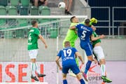 Nach dieser Aktion von St. Gallens Torhüter Dejan Stojanovic gegen Luzerns Lucas entscheidet der Schiedsrichter nach einer Intervention des VAR auf Penalty. (Bild: Urs Bucher)