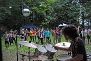 Drei Bands und viele Besucher in themengerechtem Outfit in freier Natur: Das war das Woolfstock Open Air in Degersheim – ein «Woodstock» im Kleinformat.