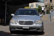 Der 77-Jährige fuhr einen grauen Mercedes. Im Hintergrund ist die Treppe zu sehen. (Bild: Zuger Polizei)