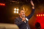 Sascha Ruefer führt jeweils durch den Volksschlager-Abend am Heitere Open Air. (Bild: Dominik Wunderli, 9. August 2018)