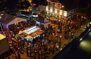 Tausende feierten am Freitag und Samstag am diesjährigen J&B-Strassenfest auf dem Viehmarktplatz am Fuss der Wiler Altstadt. (Bilder: Christoph Heer)