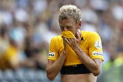 Der neue Captain musste im ersten Spiel schon verletzt raus: Fabian Lustenberger. (Bild: Keystone)