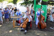 Das Toggenburg am Genfersee: Die Brandhölzler Striichmusig tritt an der Seepromenade in Vevey auf. (Bild: Raphael Rohner)