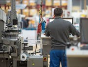 Blick in die Produktion des Dierikoner Kabelverarbeitungsmaschinenherstellers Komax. (Bild: Dominik Wunderli, Dierikon, 14. März 2019)