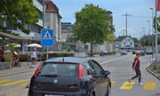 Heute gibt es nur einen Zebrastreifen am Bahnhof. Die Grünen fordern nun den ganzen Platz für den Langsamverkehr ein. (Bild: Mario Testa)