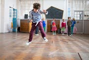 Tanzen ist ein Unterrichtsfach, Gartenbau auch. An allen 1092 Steinerschulen der Welt. Hier Kinder an der Cardiff Steiner School in England. (Bild: Alamy)