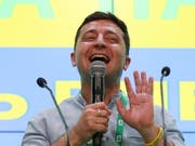 Der Ex-Komiker hat gut lachen: Wolodimir Selenski hat sich mit einem Erdrutschsieg die Machtbasis im ukrainischen Parlament geschaffen, um seine politischen Pläne umsetzen zu können. Er kann mit grösster Sicherheit alleine regieren. (Bild: KEYSTONE/EPA/TATYANA ZENKOVICH)
