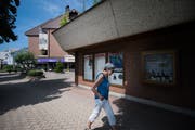 Nicht nur das Sportgeschäft Shaka ist geschlossen und versiegelt. Auch die Filiale der Bäckerei Gehr gleich daneben musste vor rund zwei Wochen Konkurs anmelden. (Bild: Benjamin Manser)