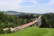 Sicht vom Hügel über dem Sturzeneggtunnel auf das Sitterviadukt, am Horizont sind Abtwil und St.Gallen sichtbar. Bis vor kurzem verdeckten Laubbäume den Blick auf das Viadukt, nun wurden sie gefällt. In der Mitte sind Holzsstümpe zu sehen. Links liegt der Bauplatz vor dem Tunneleingang. (Bild: Marlen Hämmerli)