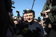 Wolodimir Selenski feiert einen klaren Sieg bei den Parlamentswahlen in der Ukraine. (Bild: Herwig Höller/Keystone, Kiew, 31. März 2019)