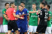Emotionen pur: Spieler des FC St.Gallen und des FC Luzern in der Diskussion mit Schiedsrichter Lionel Tschudi. (Bild: Keystone)