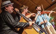 Georg Breinschmid (links) und Freunde am dritten Konzert des Festivals Sommerklänge. Bild: Patrick Hürlimann (Baar, 21. Juli 2019)