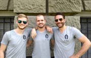 Sie starten auf eine Reise durch über 20 Länder mit dem Ziel Ulan Ude in Russland: der Zuzwiler Jérome Sieber und seine Teammitglieder Mitja und Manu (von links). Bild: PD