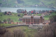 Das Hotel Paxmontana in Flüeli von St. Niklausen aus gesehen. (Bild: Pius Amrein, 28. März 2019)