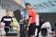 Schiedsrichter Lionel Tschudi konsultiert die TV-Bilder. (Bild: Urs Bucher)