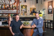 Köbi Nett (links) und sein Sohn Oliver im «Netts». Ihr gemeinsames Credo: In kleinen Dingen gross sein. (Bild: Urs Bucher, 17. Juli 2019)