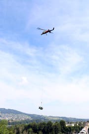Ein Helikopter mit Doppelrotor fliegt einen Dumper über dem Sitterviadukt. (Bild: Marlen Hämmerli)