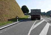 Ein Lastwagen erfasste auf der Baustelle in Lütisburg einen Bauarbeiter. (Bild: Kapo)