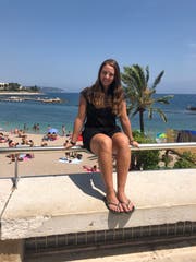 Strandpromenade und Schulbank statt Eishockey und Bürojob: Vanessa Bolinger (hier in Nizza) nimmt sich eine Auszeit. Bild: PD (7. Juli 2019)