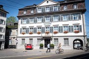 Die Stadt übernimmt das «Nonolet» (links) von der Raiffeisenbank, die Credit Suisse das «Haus zum Notenstein». (Bild: Ralf Ribi)