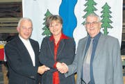 Vreni Wild, Gemeindepräsidentin von St. Peterzell, feierte gemeinsam mit Hans Bütikofer, Gemeindepräsident von Mogelsberg, (links) sowie mit Adolf Fäh, Gemeindepräsident von Brunnadern, die vollzogene Fusion der drei Gemeinden. (Bild: Sabine Camedda, 2009)