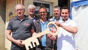 Einer der diesjährigen Gewinner des Goldvrenelis: Roland Gemperle (links) bei der Übergabe seiner Käserei an seinen Nachfolger Simon Scherrer im Mai. (Bild: Dinah Hauser)