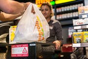Die Tankstellen- und Bahnhofshopbetreiberin Migrolino will mit 24-Stunden-Shops wachsen. (KEYSTONE/Christian Beutler)