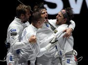 Benjamin Steffen, Lucas Malcotti, Michele Niggeler und Max Heinzer (von links) bejubeln die Bronzemedaille. (Bild: Balazs Czagany/EPA)