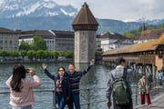 Die Schweiz wird für Touristen teurer. Das könnten Destinationen wie Luzern zu spüren bekommen. (Bild: Eveline Beerkircher)