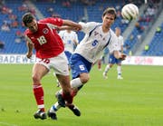 Thomas Häberli (links) während seines einzigen Länderspiels im Duell mit Roi Jacobson. (Bild: Markus Stücklin/Keystone, Basel, 4. September 2004)