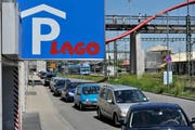 Autofahrer im Stau vor dem Konstanzer Einkaufszentrum Lago. (Bild: Reto Martin)
