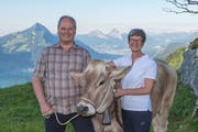 Das Wirtepaar Christine und Josef Lussi-Waser vom Hotel Rössli spendet das Siegerrind. (Bild: PD)