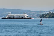Paddelnd zum Rekord: Dario Aemisegger bei der Längsdurchquerung des Bodensees. (Bilder: Markus Richter)
