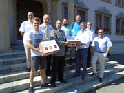 Sie übergaben am Dienstag die Unterschriften: Sebastian Schmid (Vertreter Alumni Nuolen), CVP-Kantonsrat Marcel Buchmann, GLP-Kantonsrat Michael Spirig, Anton Waldvogel von der Staatskanzlei, SVP-Kantonsrat Bernhard Diethelm sowie Titus Kistler, Roland Egli und Christian Michel, Mitglieder des Komitees für eine kostengünstige und dezentrale Mittelschulinfrastruktur und SP-Kantonsrat Patrick Schnellmann. (Bild: PD)
