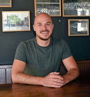 Marco Bucher im Bierhof, dem Treffpunkt der FC-St.Gallen-Fans. (Bild: Beat Lanzendorfer)
